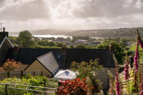 PEMBROKESHIRE COTTAGE 10 minutes to the beach